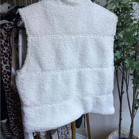 Thread & Supply Cream and chocolate Brown Sherpa Vest - Picture 4 of 5